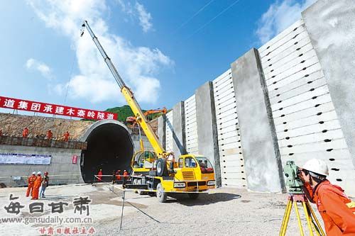 穿山越岭的坚守 兰渝铁路木寨岭隧道建设者的日夜奋战