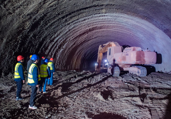重庆万州新田港进港道路学堂堡隧道顺利贯通，助力港口集疏运体系升级