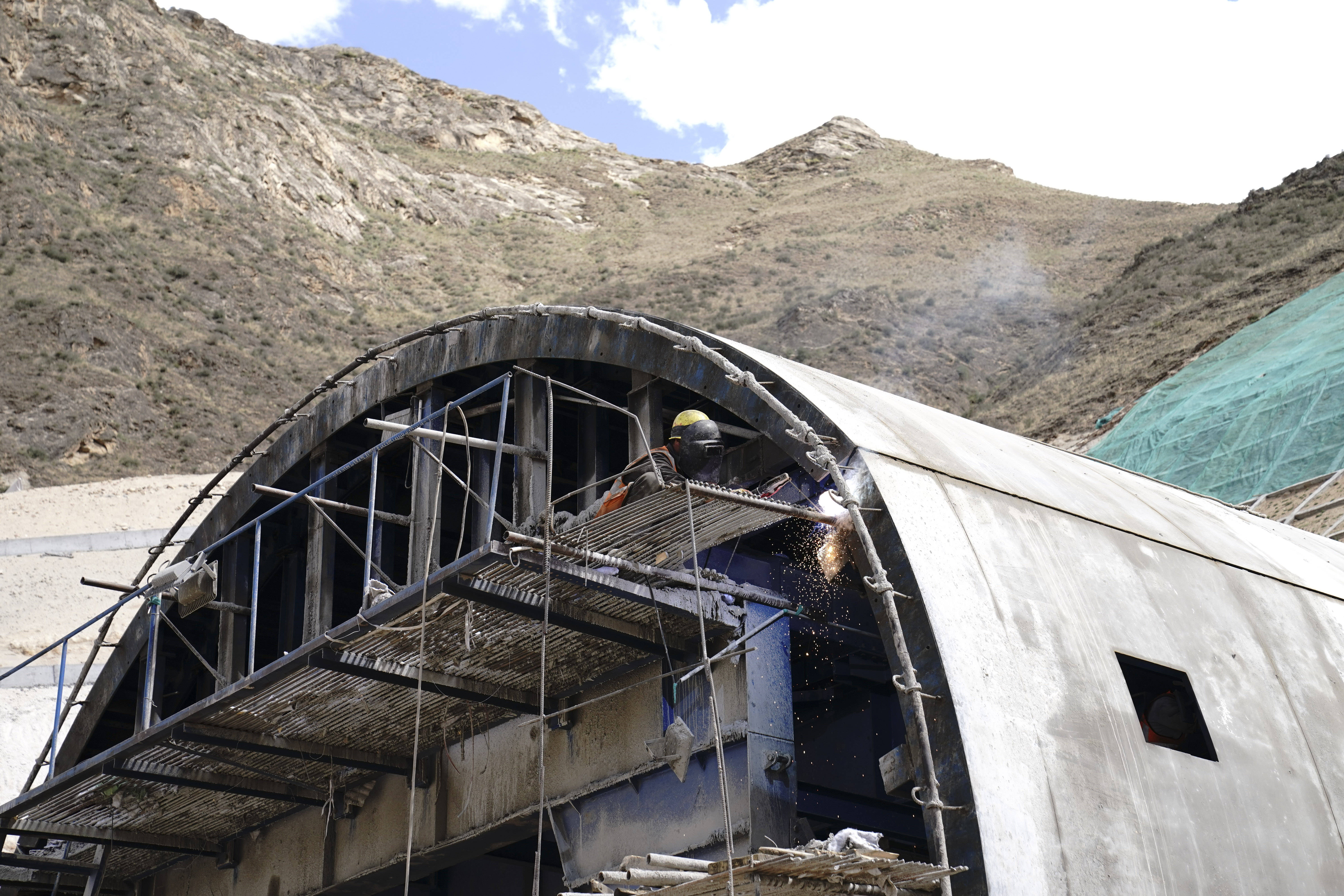 万水千山告别“道阻且长”——西藏桥梁隧道建设见证大国匠心