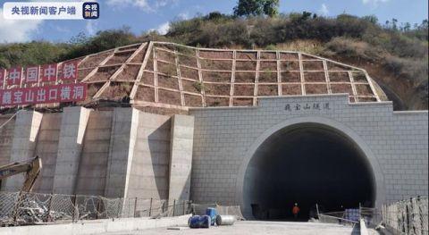 中缅铁路通道大临铁路巍宝山隧道贯通 临沧终迎铁路时代